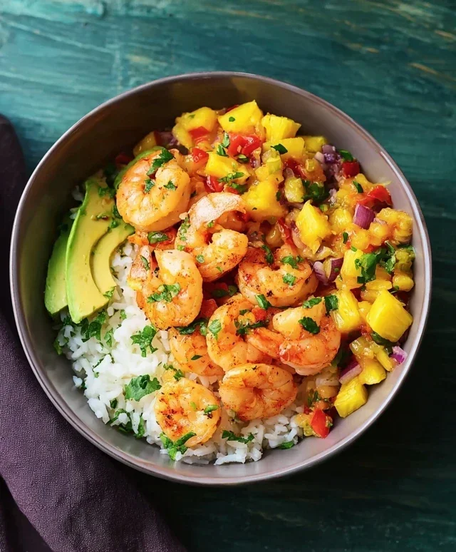 Garnelen-Reis-Bowl mit Ananas-Salsa – Eine Explosion aus Geschmack und Frische - GourmetIdeen