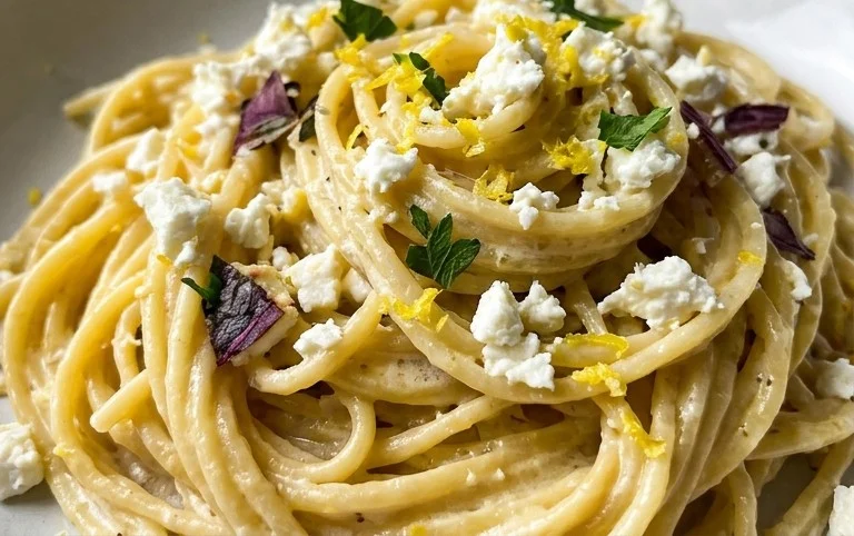 Cremige Zitronen-Feta-Pasta in 30 Minuten